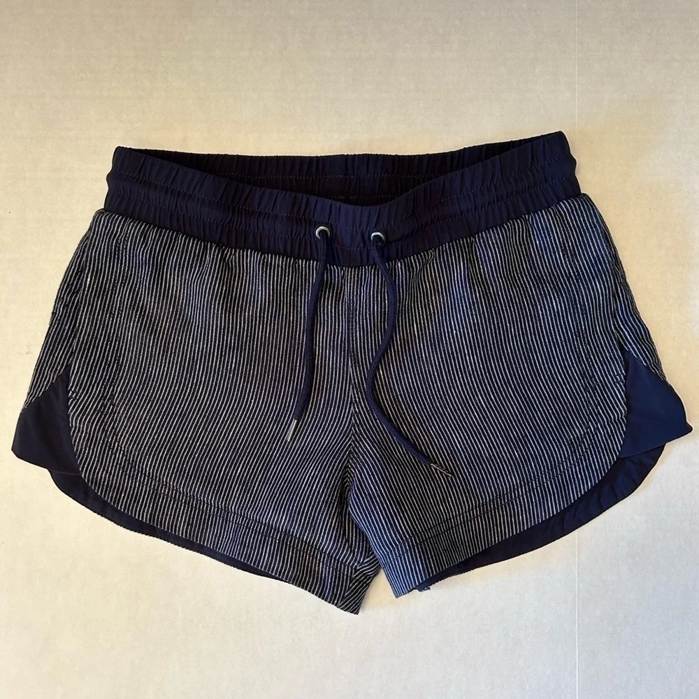 Athleta women’s blue beach side Bali linen‎ shorts in navy striped Sz 2. K20